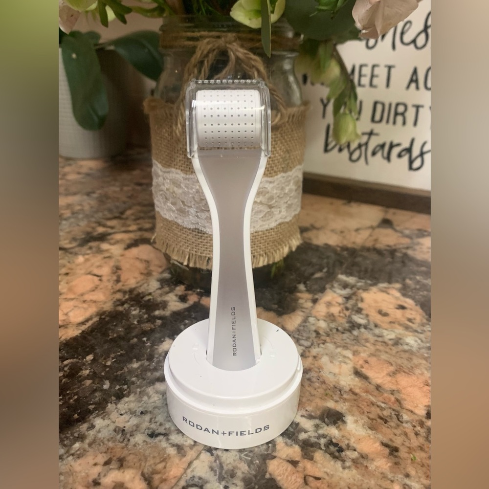 Rodan and Fields micro-exfoliating Derma-Roller - Picture 3 of 4